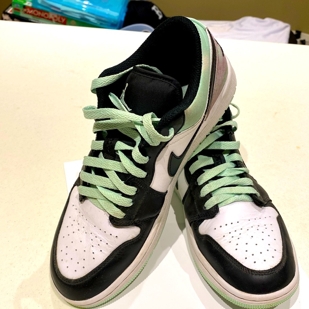Nike Mens running shoes, mint condition. Hardly worn. Clean, minimal creasing.